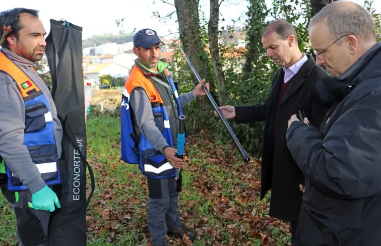 Elementos da câmara municipal e da proteção civil mostram instrumento usado para eliminar ninhos.